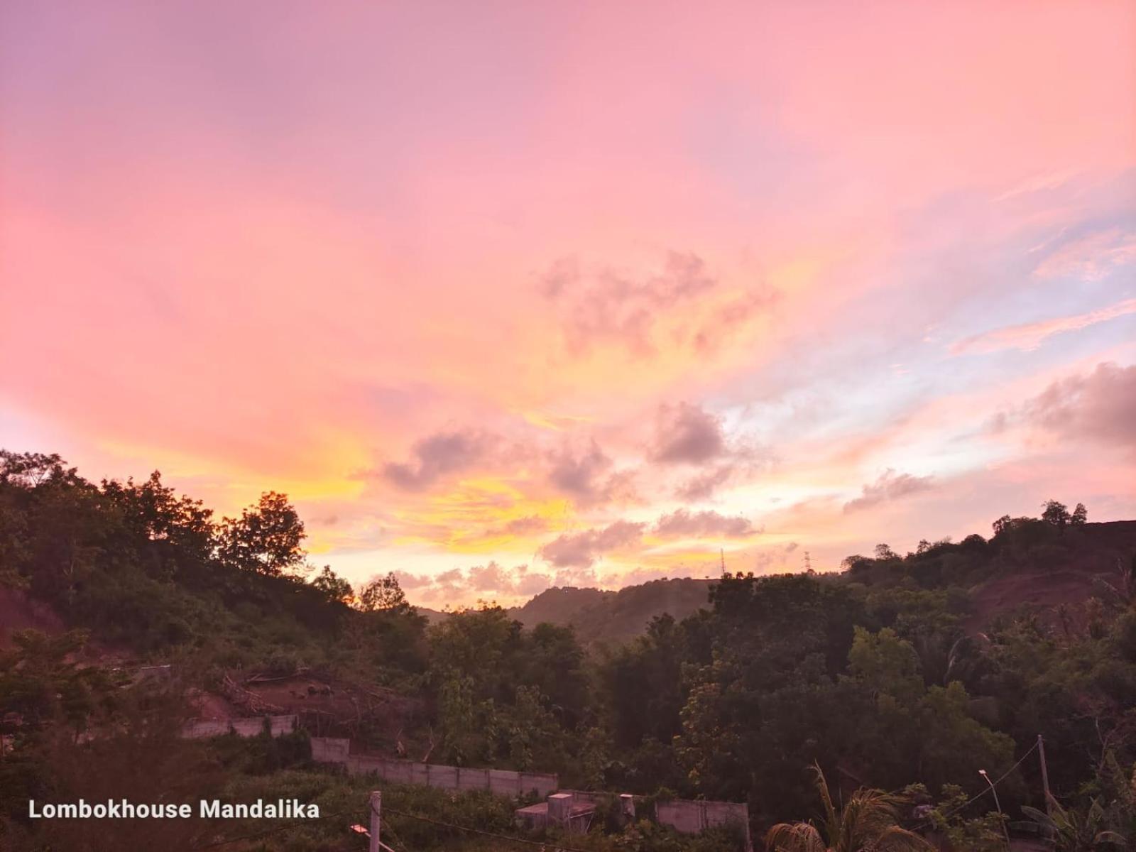 Lombokhouse Mandalika Hotel Kuta  ภายนอก รูปภาพ